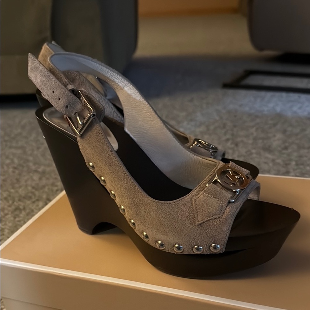 Michael Kors Womens Charm Sandal Size 8 Tan Suede Slingback Wedge Platform